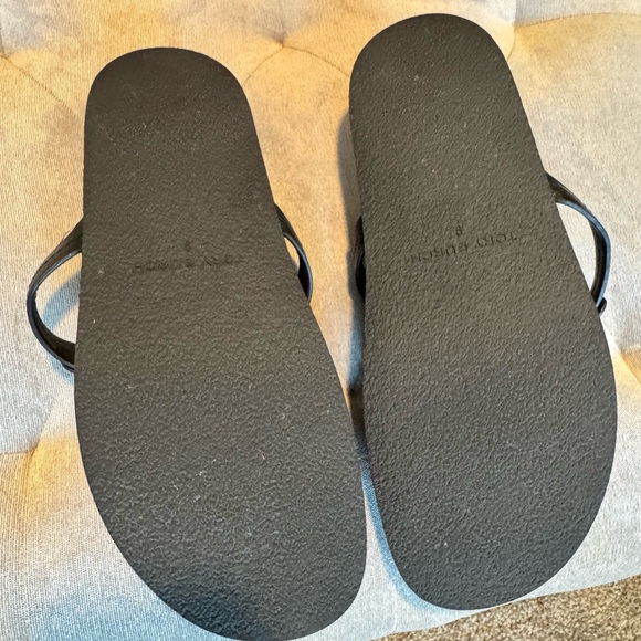 Black Minimalist Thong Sandals with Glossy Straps - Picture 9 of 14